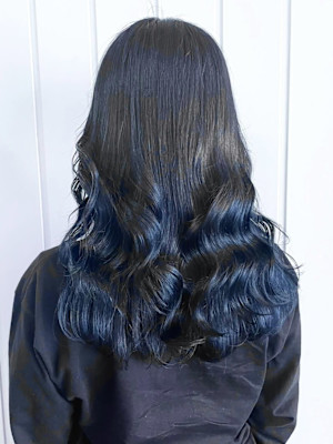 ブルーブラック　艶髪ダメージレスカラー　巻き髪ロング