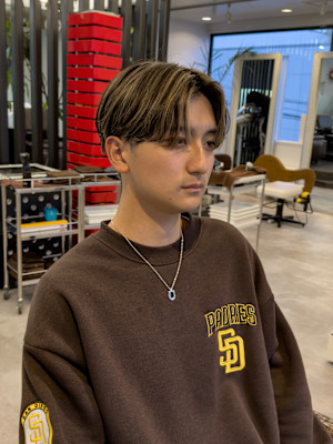 ハイライト×ミルクティーベージュ×ツーブロックセンターパート