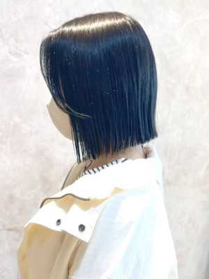 ぱつっとライン　タイトボブ　アッシュブルー　寒色系カラー