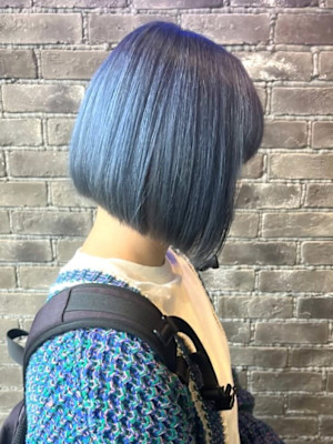 ぱつっとボブ　ブルーカラー　ミニボブ　ハイトーンボブ