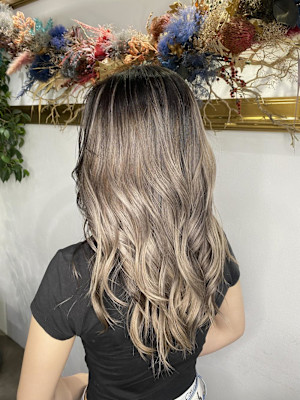 外国人風バレイヤージュ　ハイライトカラー　アッシュベージュ