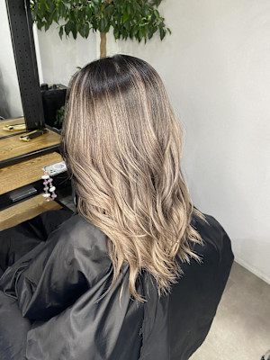 外国人風バレイヤージュ　ハイライトカラー　アッシュベージュ