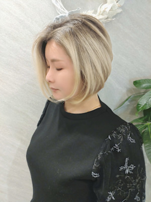 大人の派手髪ブリーチハイライト×前下がりショートボブ