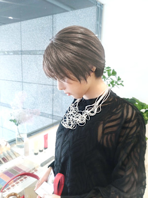 襟足短めのショートボブスタイル×透明感カラー