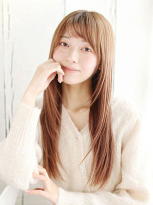 ナチュラルレイヤーのストレートスタイル