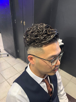 フェード×スーツ×黒髪×リバース×スパイラルパーマ