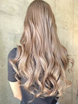 ハイトーンベージュ　ブリーチカラー　巻き髪ロングヘア