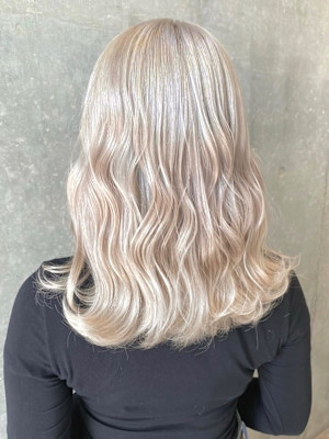 ホワイトベージュ　セミロング　艶髪ハイトーン