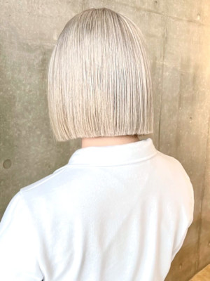 ホワイトベージュ　ぱつっとボブ　ハイトーンボブ