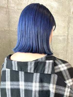 ネイビーブルー　外ハネボブ　ハイトーンボブ