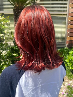 レッドカラー　艶髪ハイトーン　ミディアムヘア　鎖骨ミディアム