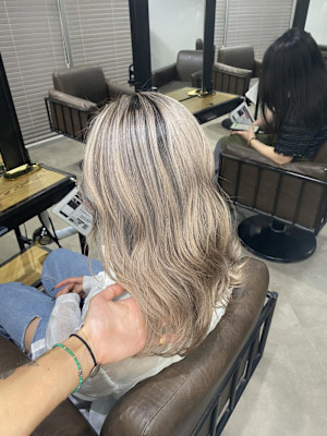 外国人風バレイヤージュ　ハイライトカラー　アッシュベージュ