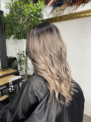 外国人風バレイヤージュ　ハイライトカラー　アッシュベージュ