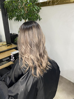 外国人風バレイヤージュ　ハイライトカラー　アッシュベージュ