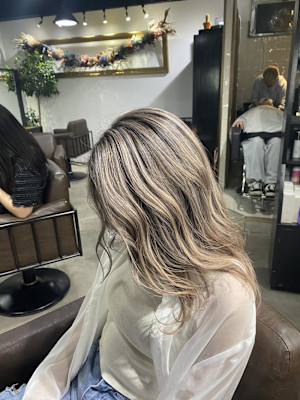 外国人風バレイヤージュ　ハイライトカラー　アッシュベージュ