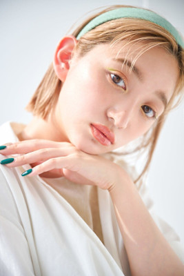 センター分け切りっぱなしボブ