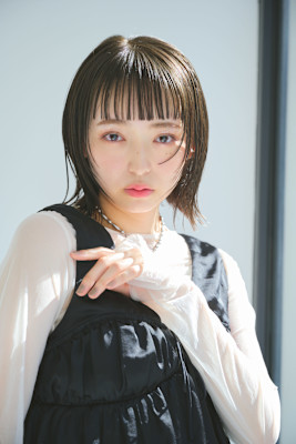 ぱっつん前髪ネイビーグレー顔まわりカット