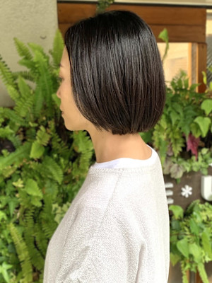 シンプルショートボブ　丸みボブ　艶感　ダークアッシュカラー