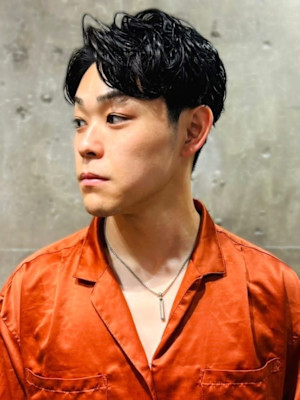 ツイストスパイラル　アップバング　黒髪　束感　ツーブロック