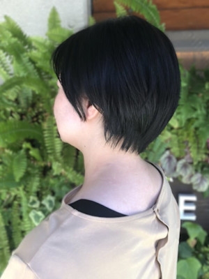 大人ショート　30代40代　艶感　スタイリング簡単　アッシュ