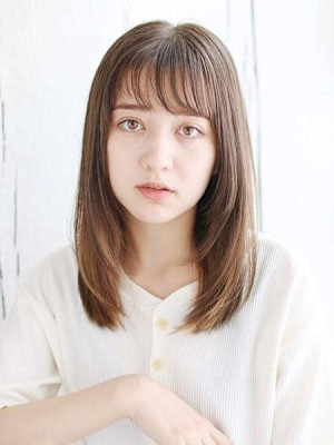 ナチュラルレイヤーストレートスタイル