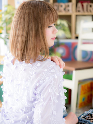 小顔♪前下がりｘハイトーンカラー大人ボブ　シルキーベージュ