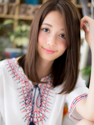 アシンメトリー艶カラー大人かわいい前下がり　グレージュカラー