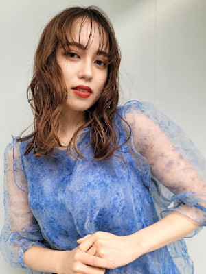 韓国ヘア　シースルーバング　こなれ感　カール　ベージュカラー