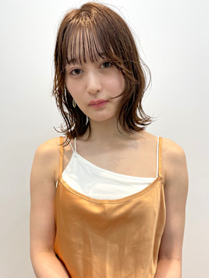 外ハネボブ　切りっぱなしボブ　顔周りレイヤー　ベージュ　艶感