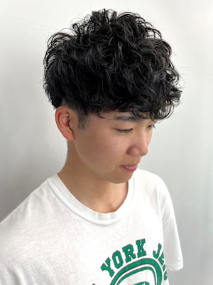 マッシュショート　スパイラルパーマ　ツーブロック　黒髪　束感