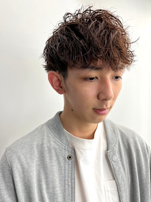 ツーブロック　抜け感　ベージュ　マッシュ　ツイスパ　モテ髪