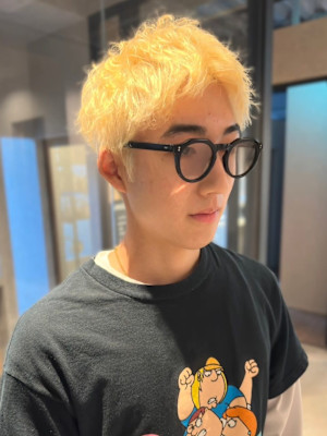 ブリーチカラー　ハイトーン　アップバング　メンズショート