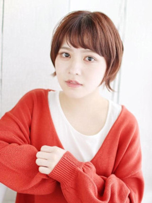 ツヤ感カラーのニュアンスカールショート