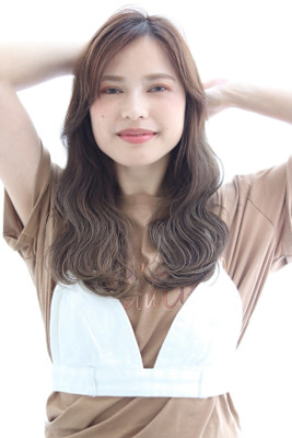 シアーカラー前髪なし ベージュふんわりカール 20代30代