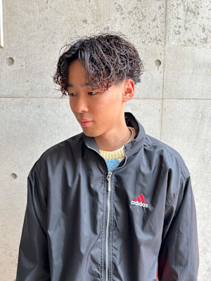 センターパートのスパイラルパーマ