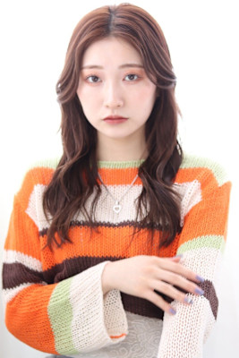 20代30代40代　センター分けゆるふわレイヤーロング