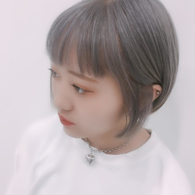 シルバーアッシュボブ