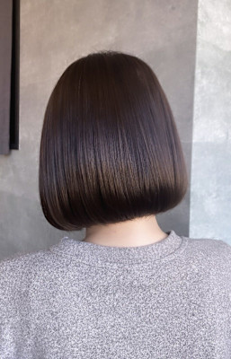 【ストレートぱっつんボブ／透明感グレージュ】