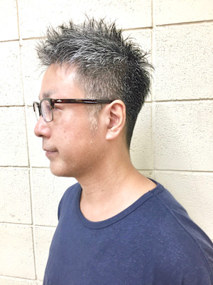３０代４０代大人メンズメガネと白髪に似合う刈り上げショート