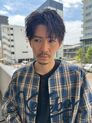 スーツ短髪ツーブロック束感モテる黒髪シークレットパーマ流行