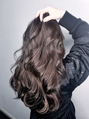 カット：ロングレイヤー カラー：ブラウンベージュ