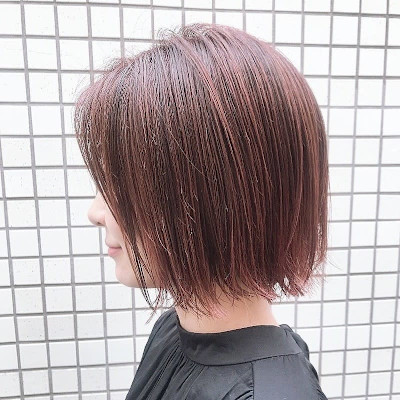 ピンクベージュ　ボブ外ハネ