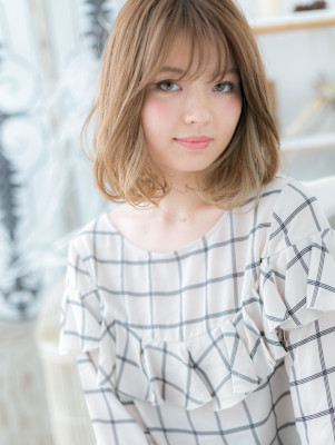 外国人風フレンチガーリー小顔ミディアムボブ　シルキーベージュ