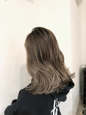 グラデーションカラー　グレージュ