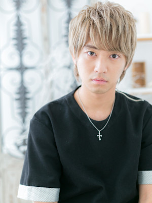 サイドパートのハイトーンモテ髪マッシュ　ハイトーンカラー