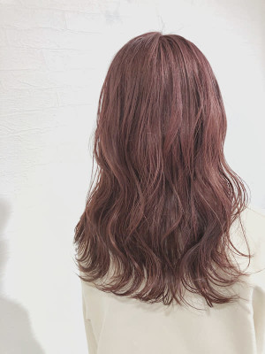 ピンクベージュ　コテ巻き