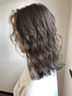 アッシュ　コテ巻きミディ