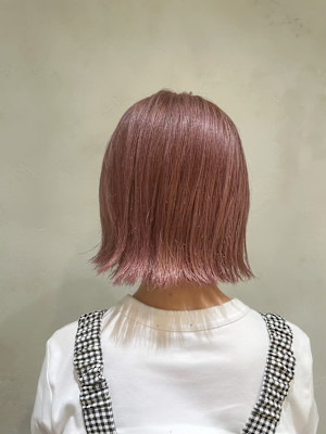 切りっぱなしボブ　外ハネ　ピンク