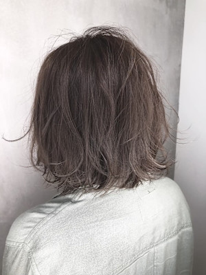 カット：グラデーションボブ カラー：ミルクティーグレージュ