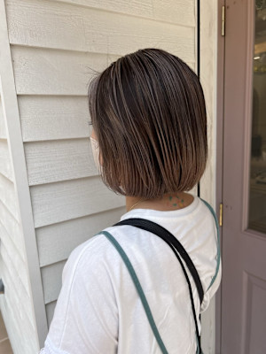 切りっぱなしボブ　グラデーションカラー